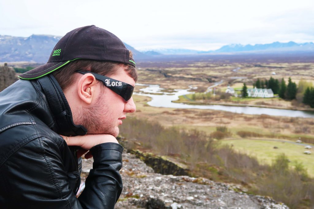 Stu-elev på studietur til Island, kigger ud over landskab og bjerge